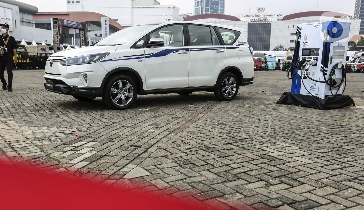 Mobil Toyota Kijang Innova EV Concept dihadirkan di area Indonesia International Motor Show (IIMS) 2022 di JIExpo Kemayoran, Jakarta, Kamis (31/3/2022). Kendaraan yang memiliki tiga baris dengan kapasitas tujuh tempat duduk akan diproduksi secara lokal di Indonesia. (Liputan6.com/Johan Oktavianus)