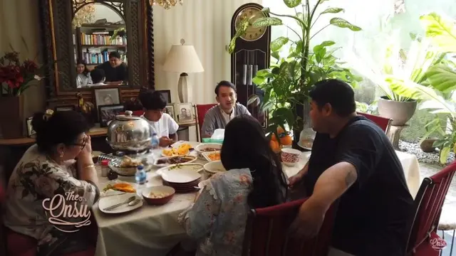 Rumah Ibunda Ivan Gunawan