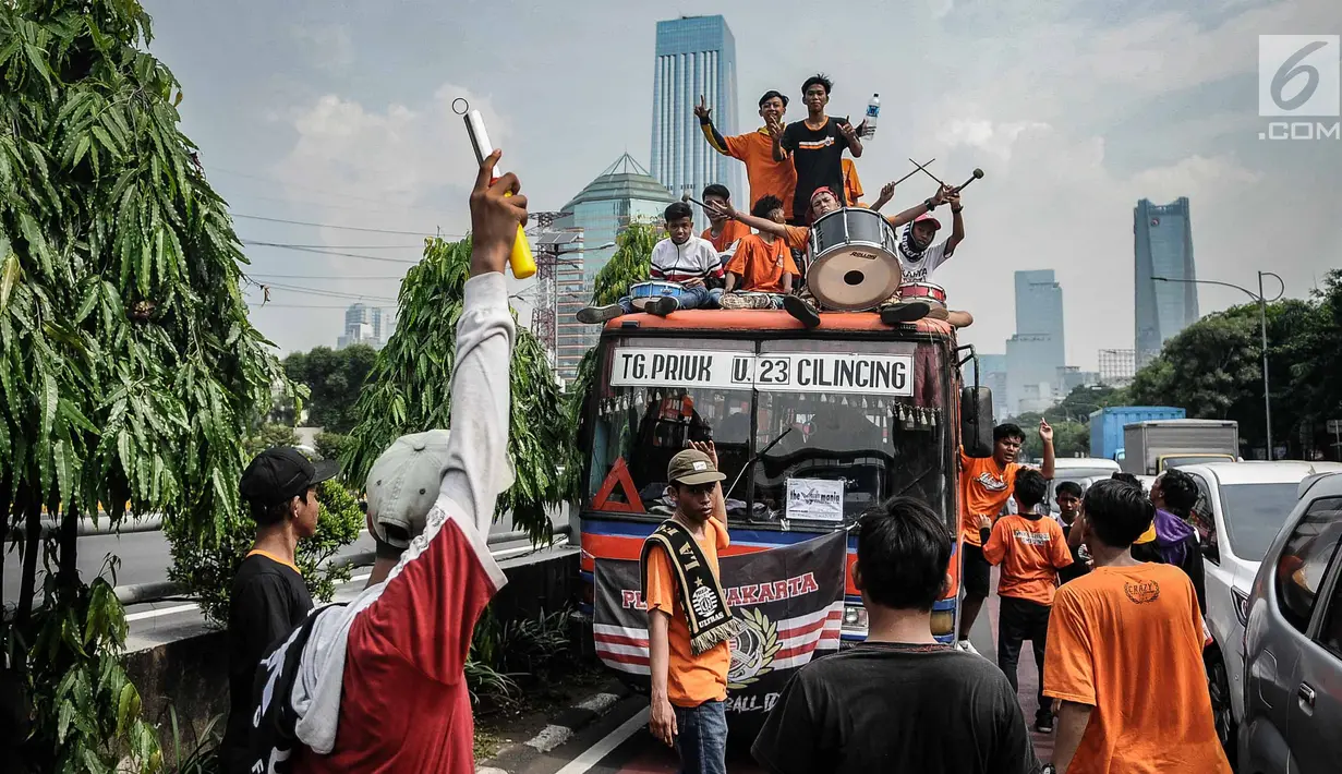 Antusiasme ribuan suporter klub sepak bola Persija mulai berdatangan melewati jalan Gatot Subroto menuju Stadion GBK, Jakarta, Minggu (9/12). Persija berpeluang besar menjadi juara jika berhasil menang melawan Mitra Kukar. (Liputan6.com/Faizal Fanani)