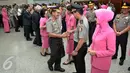 Kapolri Jenderal Pol Badrodin Haiti memberikan selamat kepada 10 perwira tinggi (pati) usai upacara kenaikan pangkat di Rupatama Mabes Polri, Jakarta, Senin (23/5). Upacara dipimpin langsung oleh Kapolri Jenderal Badrodin Haiti. (Liputan6.com/Johan Tallo)
