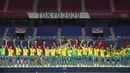 Pemain Brasil merayakan di podium setelah mengalahkan Spanyol pada pertandingan final sepak bola putra Olimpiade Tokyo 2020 di Yokohama, Jepang, Minggu (8/8/2021). Brasil menang 2-1. (AP Photo/Andre Penner)