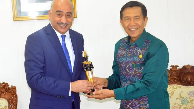 Dubes Perancis dan Gubernur Bali saat bertukar cinderamata
