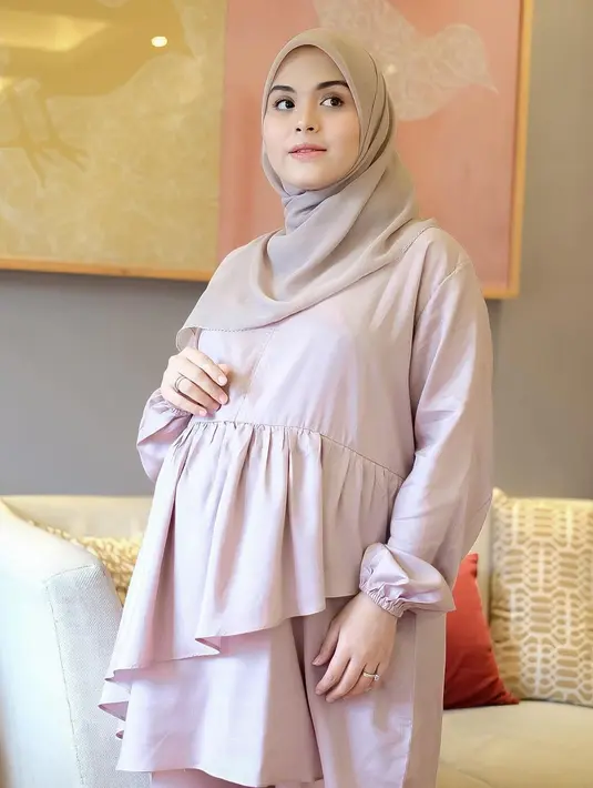 Bayi berjenis kelamin laki-laki lahir pada pukul 02.26 WIB dini hari. Sebagai orang tua, Vebby dan suami sepakat memberi nama Ali Razi Bawazier. (Instagram/vebbypalwinta)