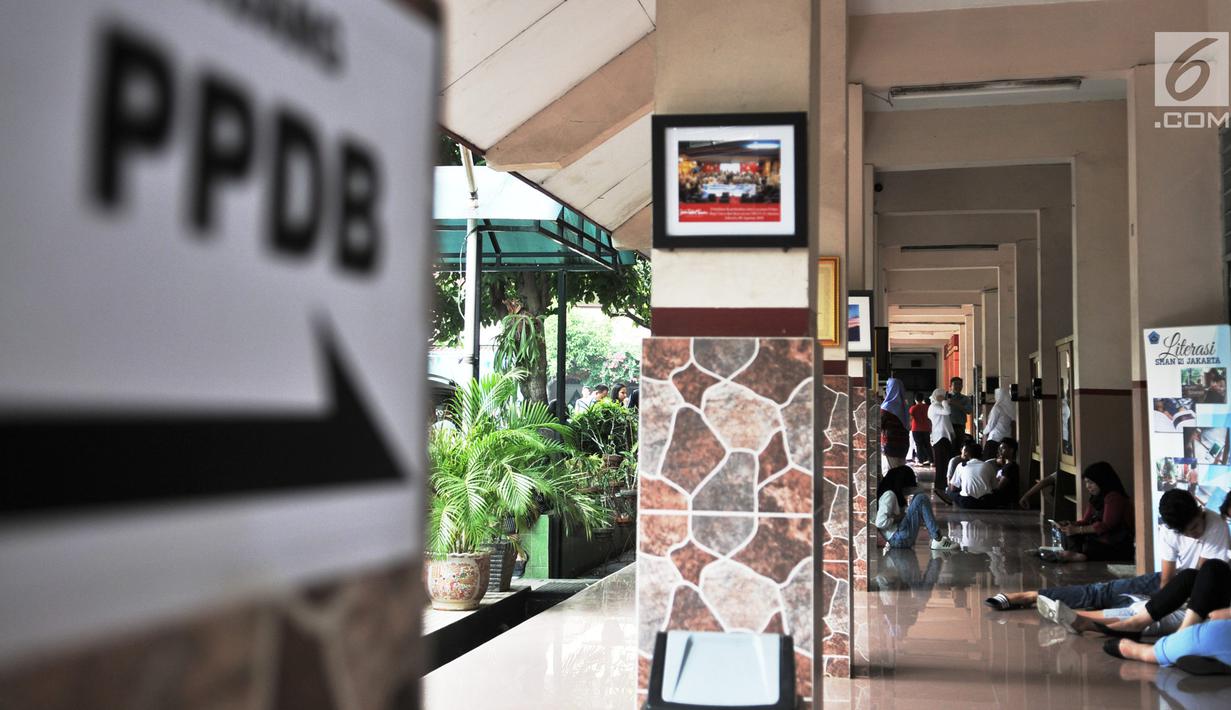 Calon peserta didik baru saat menunggu orangtua mereka melakukan pendaftaran PPDB DKI Jalur Zonasi di SMA Negeri 21, Jakarta, Senin (24/6/2019). Pendaftaran PPDB DKI Jakarta Jalur Zonasi SMP-SMA dibuka pada 24-26 Juni 2019 mulai pukul 08.00-16.00 WIB. (merdeka.com/Iqbal Nugroho)