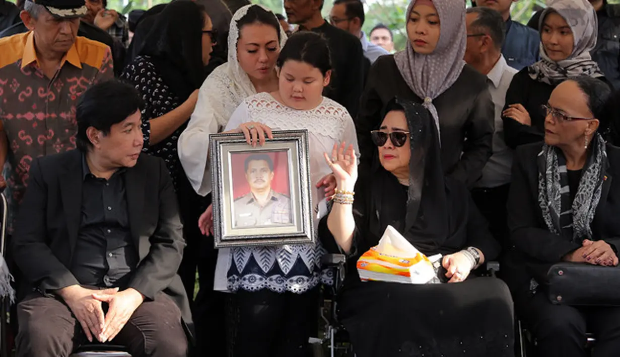 Usai pemakaman ayahnya, suami Dian Nitami itu menceritakan kenangan saat bersama dengan ayahnya. Kebaikan dan keunikannya masih terekam dengan jelas dalam benaknya. (Deki Prayoga/Bintang.com)