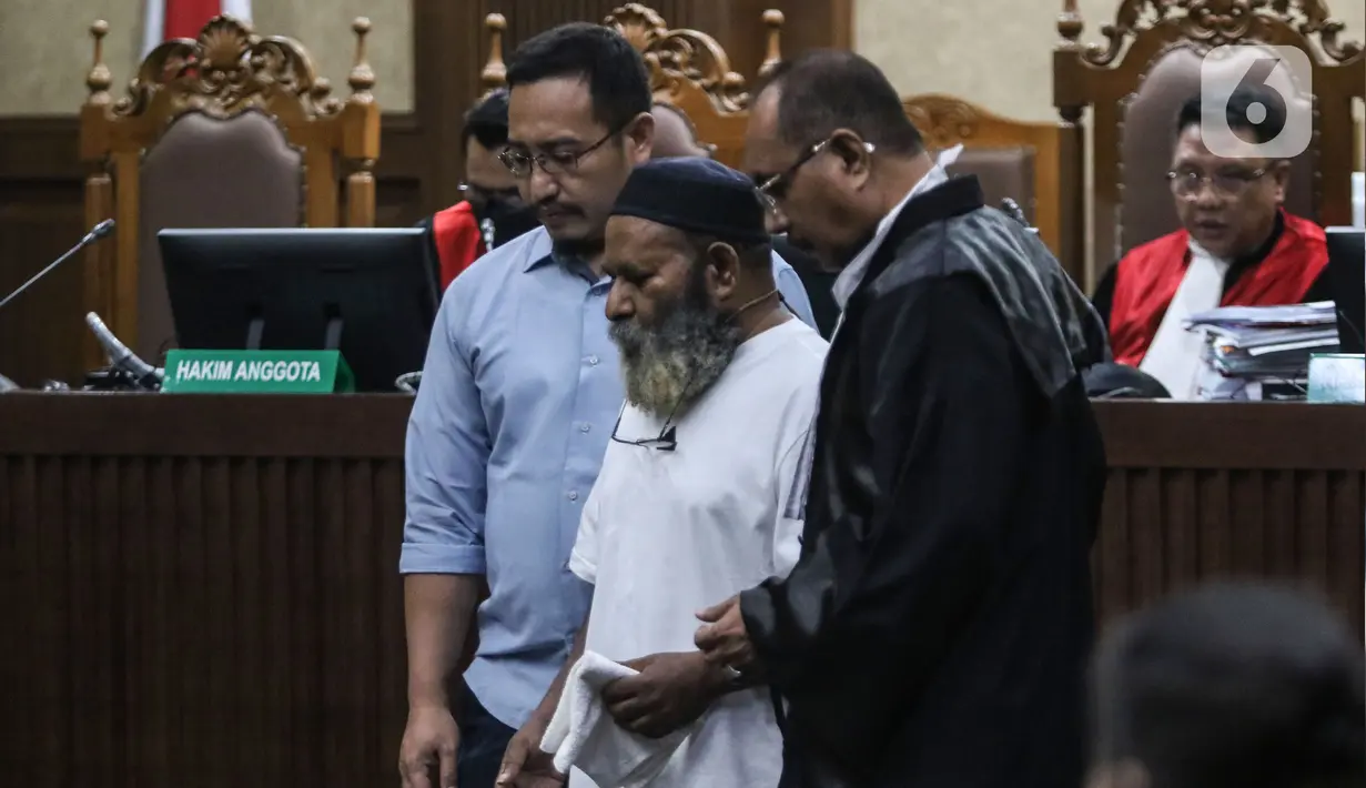 Jaksa Komisi Pemberantasan Korupsi (KPK) menuntut terdakwa Gubernur nonaktif Papua Lukas Enembe dengan hukuman 10 tahun dan 6 bulan kurungan penjara. (Liputan6.com/Angga Yuniar)