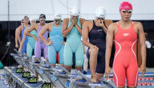 Perenang Indonesia, Adelia Chantika (ketiga kanan) bersiap menaiki starting block saat berkompetisi dalam nomor 200 meter Gaya Bebas Putri Indonesia Open Aquatic Championships 2025 di Stadion Akuatik Gelora Bung Karno, Senayan, Jakarta, Rabu (12/11/2025). (Bola.com/Bagaskara Lazuardi)