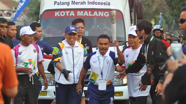 FOTO: Legenda Tinju Indonesia Bawa Obor Asian Games 2018 Melintasi Kota Malang