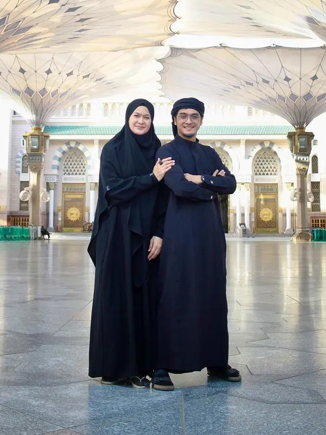 5 Potret Donna Harun Pertama Kali Umroh, Saat Pakai Cadar Curi Perhatian