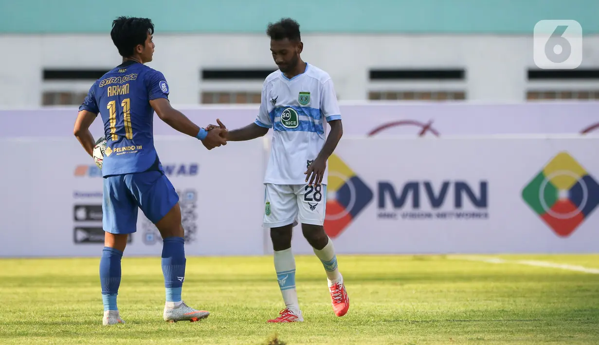 Bek PSIS Semarang, Pratama Arhan Alif Rifai berjabat tangan dengan Penyerang Persela Lamongan, Ibrahim Musa Kosepa dalam laga pekan pertama BRI Liga 1 2021/2022 di Stadion Wibawa Mukti, Sabtu (4/9/2021). PSIS menang dramatis 1-0 atas Persela berkat gol di menit akhir. (Bola.com/Bagaskara Lazuardi)