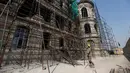 Seorang pekerja menyelesaiakn perbaikan istana Darul Aman di Kabul, Afganistan (2/10). Istana ini pernah menjadi kebanggaan warga Afghanistan dan menjadi saksi bisu terjadinya konflik yang tak pernah usai. (REUTERS/Mohammad Ismail)