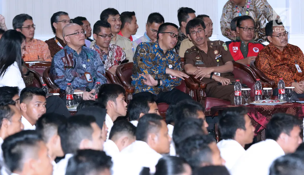 Menpora Imam Nahrawi (tengah) bersama Kepala Badan Kepegawaian Negara, Bima Haria Wibisana jelang menyerahkan SK CPNS kepada atlet berprestasi di Wisma Kemenpora, Jakarta, Selasa (2/4). 286 atlet menerima SK pengangkatan sebagai CPNS di lingkungan Kemenpora. (Liputan6.com/Helmi Fithriansyah)