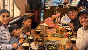 Potret Chelsea Olivia dan Glenn Alinskie bersama keluarga makan malam di Tokyo, Jepang. Foto: Instagram.com/@chelseaoliviaa