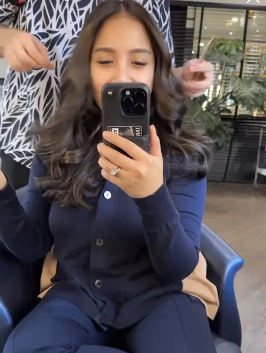 Dengan pakaian serba navynya, Nagita pun nampak senang dengan rambut baru yang tertata rapi dan lebih bervolume.  Credit: Instagram  (@raffinagita1717)