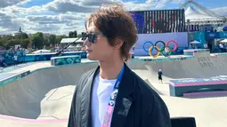 Selain membuat postingan melalui feed Instagram, Minho juga aktif mengupdate Instagram Stories-nya saat menonton banyak pertandingan di Olimpiade. Salah satunya saat menonton cabang olahraga Lompat Tinggi dan Skateboard. Pria berusia 32 tahun itu tampak stay cool di bawah terik matahari. (Liputan6.com/IG/@choiminho_1209)