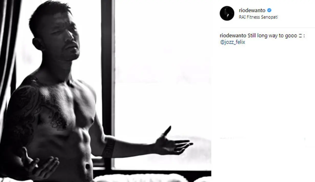 Selain wajah yang tampan, Rio Dewanto juga punya beberapa tato di beberapa tubuhnya. Dengan adanya tato, kumis, dan jenggot, penampilan Rio semakin terlihat macho. (instagram.com/riodewanto)