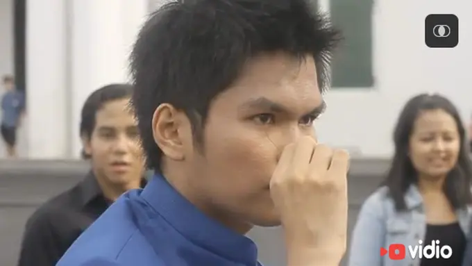 Ajaib, Pria Ini Bisa Keluarkan Seutas Benang dari Matanya!