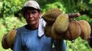 Mimpi kejatuhan Durian mempunyai makna akan mendapatkan uang, rezeki atau keberuntungan. Mungkin karena durian menjadi salah satu buah yang mewah, sebagaian masyarakat Indonesia memaknainya menjadi hal yang baik. (Antara)