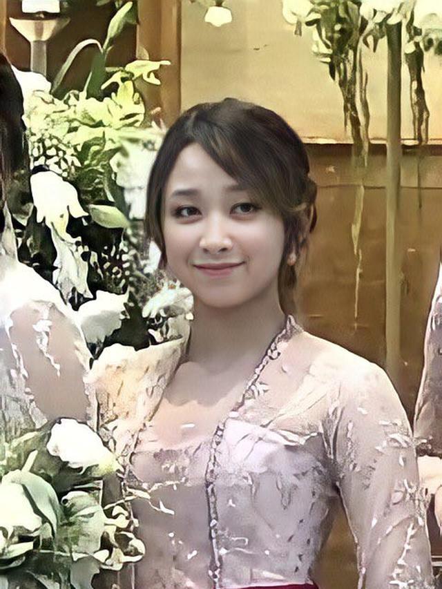 Potret Dita Karang Tampil Menawan Kenakan Kebaya. (Sumber: Twitter/haibyeeee)