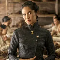 Salah satu poster film Gadis Kretek memperlihatkan Dian Sastro yang dibalut kebaya Janggan warna hitam dengan detail emboss yang dipermanis dengan bros. [Foto: Instagram/therealdisastr]