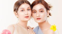 Dalam potret tersebut, Zoe Abbas Jackson dan Laura Jackson mengenakan pakaian berwarna pastel yang begitu cantik serta anggun. Saat bersanding seperti ini, paras mereka tampak begitu mirip bak anak kembar. (Liputan6.com/IG/@fdphotography90)