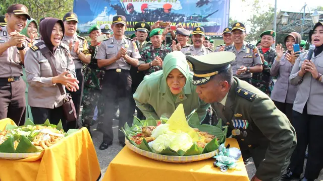 Suap-suapan tumpeng anggota TNI dan Polri adalah wujud kekompakan dan saling menyayangi. (Foto: Liputan6.com/POLRES KEBUMEN/Muhamad Ridlo)