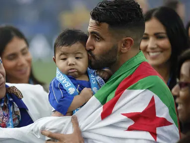 Pemain Leicester City asal Algeria, Riyad Mahrez merayakan titel juara Liga Inggris bersama keluarganya di Stadion King Power, Leicester, Inggris. (7/5/2016). (Action Images via Reuters/Carl Recine)