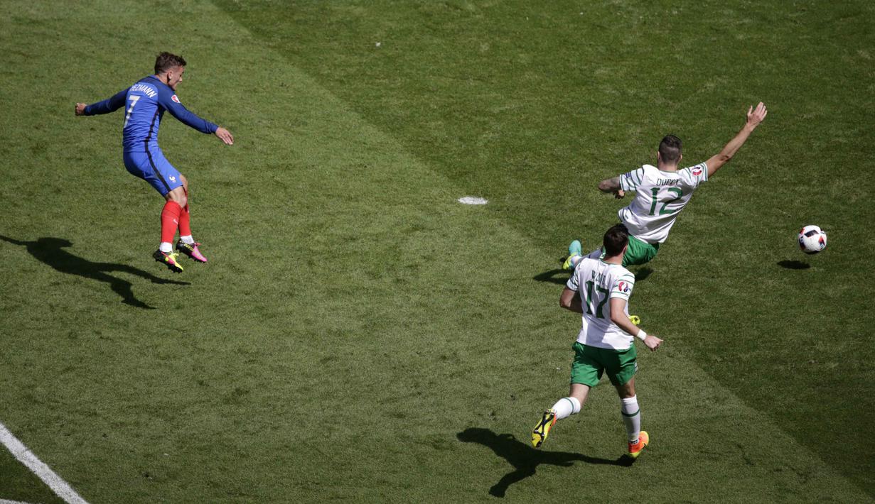 Pemain Prancis, Antoine Griezmann (kiri) saat mencetak gol ke gawang Rep. Irlandia pada babak 16 besar Piala Eropa 2016 di Stade de Lyon, Lyon, Minggu (26/6/2016). (EPA/Mast Irham)