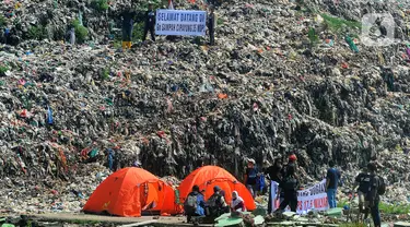 Relawan dari Perkumpulan Organisasi Info Depok melakukan aksi camping di Tempat Pembuangan Akhir (TPA) Cipayung, Depok, Rabu (31/5/2023). (merdeka.com/Arie Basuki)