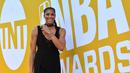 Pebasket Los Angeles Sparks, Candace Parker, berpose saat melintasi karpet merah NBA Awards 2017 di Basketball City, New York, Senin, (26/6/2017). (NBAE via Getty Images/Jesse D Garrabrant)