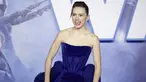 Aktris Inggris Daisy Ridley tertawa di karpet merah saat tiba menghadiri pemutaran perdana film Star Wars: The Rise Of Skywalker" di London (18/12/2019). Daisy Ridley tampil anggun dengan memancarkan kemewahan dalam balutan gaun navy ball straples. (AFP/Tolga Akmen)