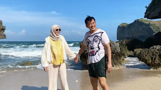 [Fimela] Zaskia Adya Mecca dan Hanung Bramantyo