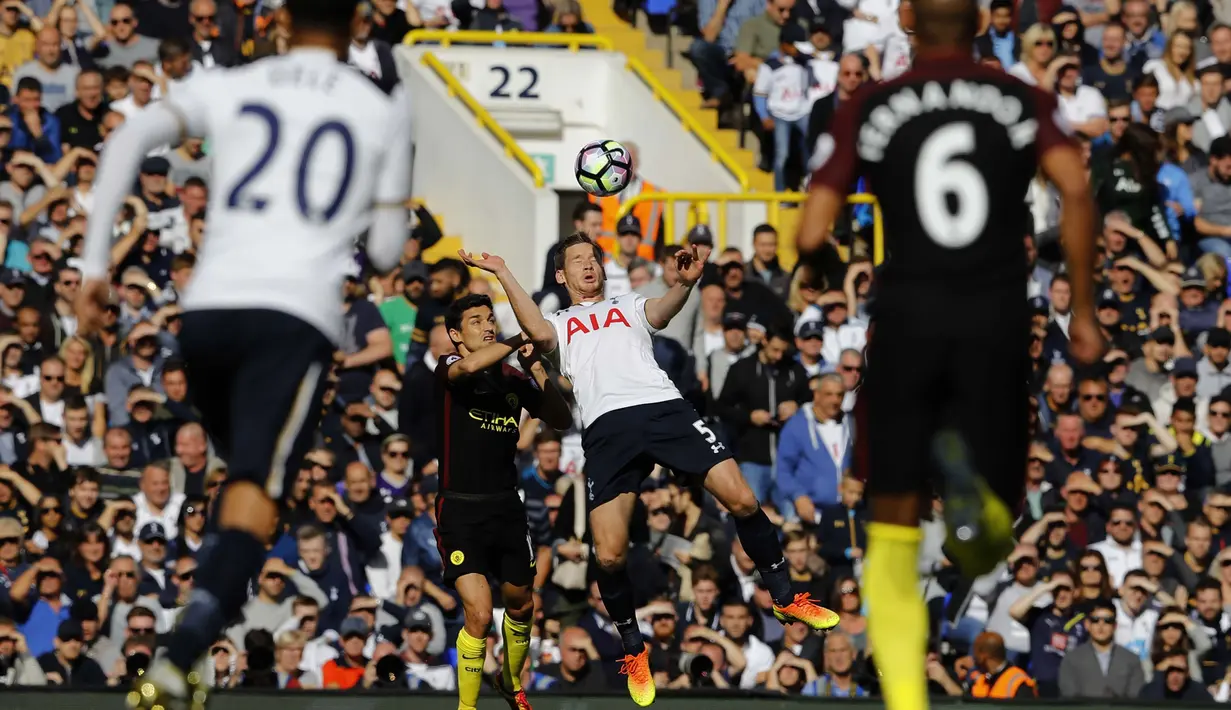 Pemain Tottenham Hotspur, Jan Vertonghen menghalau bola dari kejaran pemain Manchester City, Jesús Navas pada laga Premier League di Stadion White Hart Lane, London, Minggu (2/10/2016) (AP/Frank Augstein)