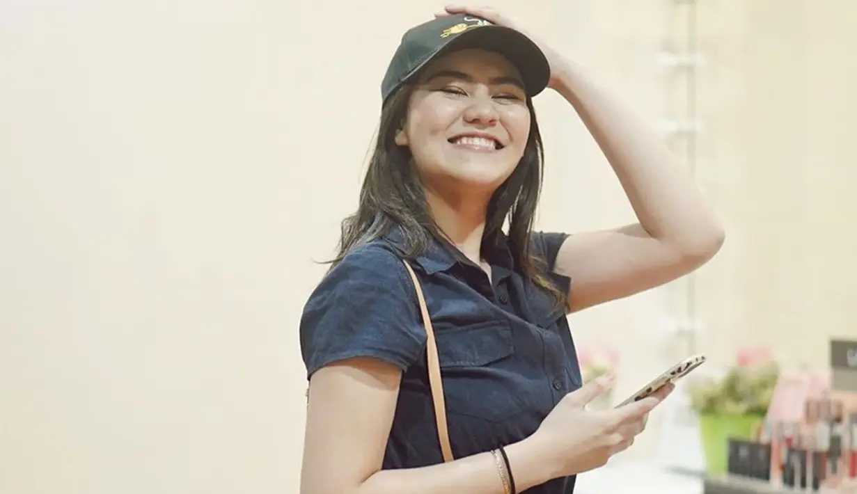 Meski terkesan simpel dengan menggunakan busana berwarna hitam. Aaliyah beberapa kali memilih menggunakan aksesors tambahan seperti topi. (Liputan6.com/IG/@aaliyah.massaid)