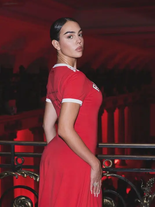 Model dan pasangan pesepakbola Cristiano Ronaldo membuat penonton terdiam saat ia mengenakan gaun merah dari brand Vetements. [@georginagio]