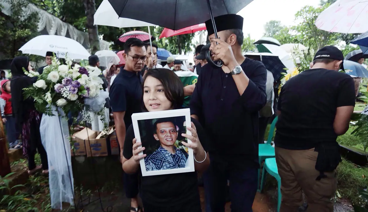Berdasarkan kerabatnya, salah satu pemeran dalam film The Tarix Jabrix itu setia menunggu sang suami hingga akhir hayatnya. Berdasarkan keterangan dari kerabat, almarhum bermasalah dengan limpanya. (Galih W. Satria/Bintang.com)