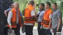 Terdakwa mantan Dirjen Hubla Kementerian Perhubungan Antonius Tonny Budiono (kiri) bersama para tersangka lainya turun dari mobil tahanan bersiap menjalani pemeriksaan di gedung KPK, Jakarta, Senin (23/4). (Merdeka.com/Dwi Narwoko)