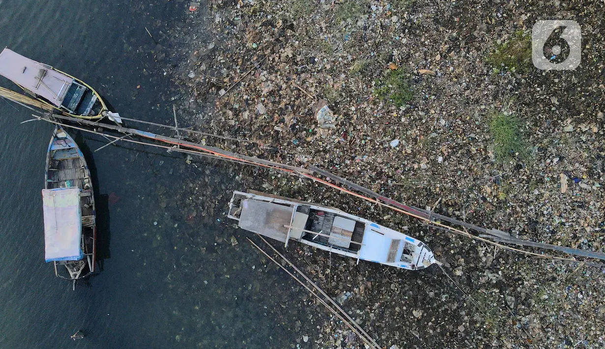 Foto udara menunjukkan sampah mengendap di muara Kanal Banjir Timur, Marunda Kepu, Cilincing, Jakarta Utara, Jakarta, Selasa (2/5/2023). Sampah berasal dari Kanal Banjir Timur dan Teluk Jakarta yang terbawa angin barat. (merdeka.com/Imam Buhori)