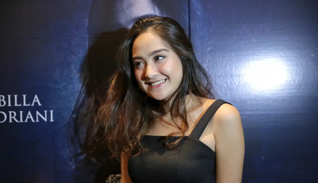 "Kalau cinta-cintaan kayak makanan sehari-hari. Hal tersusah di drama kan nangis. Karena sekarang horor, which is 180 derajat bedanya dari film cinta, di mana semua scenenya lebih serem, susah,” pungkas Salshabilla Adriani. (Adrian Putra/Bintang.com)