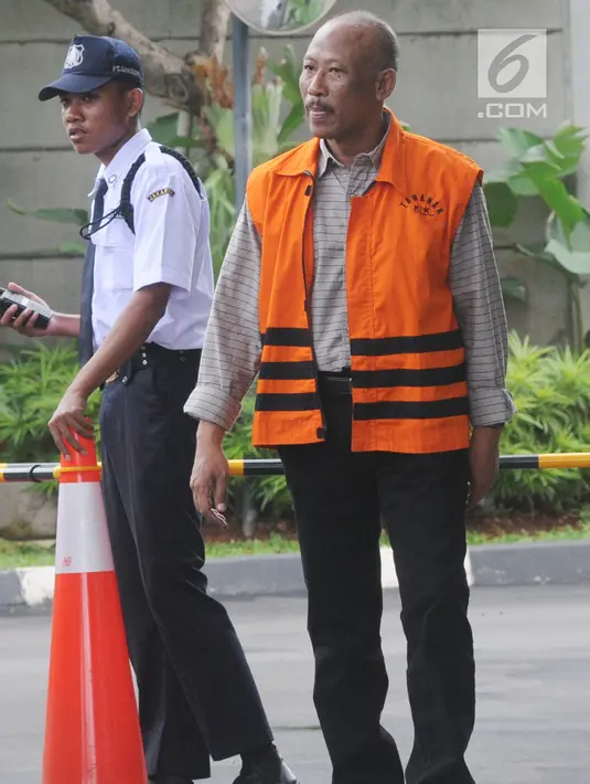 Kepala Bidang (Kabid) Pendidikan Dasar di Dinas Pendidikan di Kabupaten Klaten Bambang Teguh Satya tiba akan menjalani pemeriksaan di gedung KPK, Jakarta, Jumat (21/12). Bambang diperiksa sebagai tersangka. (Merdeka.com/Dwi Narwoko)