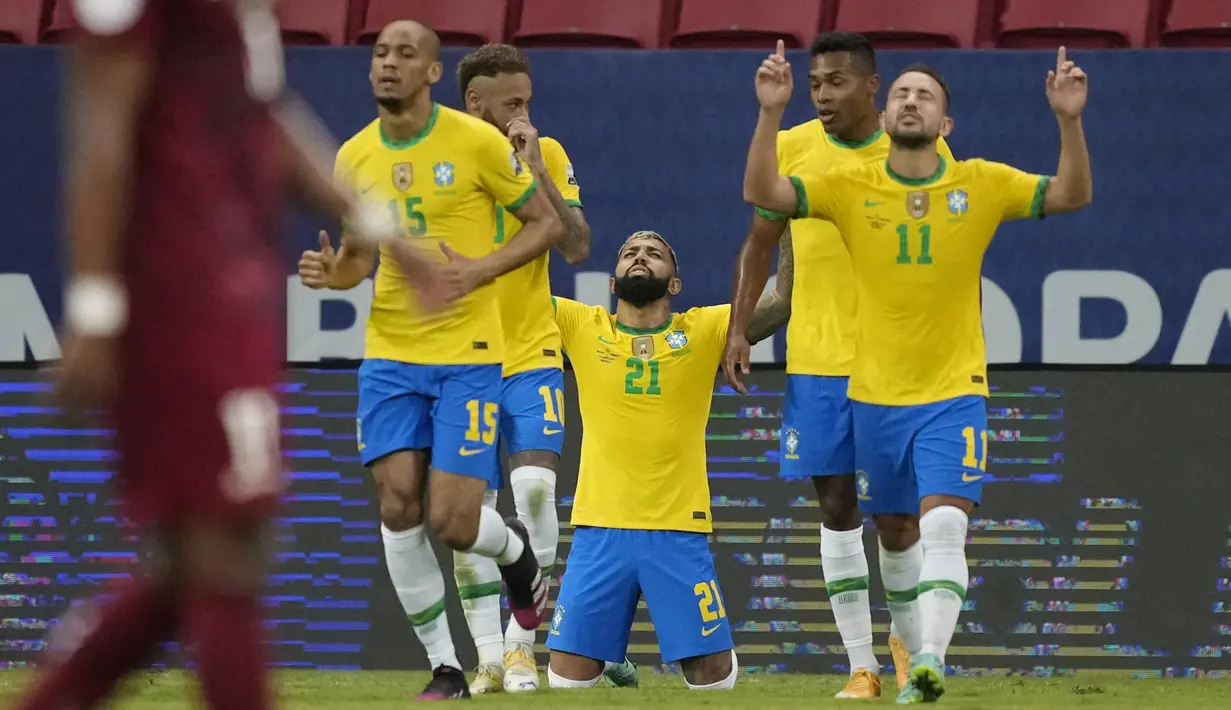 Memasuki akhir pertandingan, skor Brasil bertambah menjadi 3-0. Gabriel Barbosa mampu menuntaskan umpan Neymar dengan sentuhan ringan dari jarak dekat. Gol ini menjadi penutup kemenangan pada pertandingan tersebut. (Foto: AP/Ricardo Mazalan)
