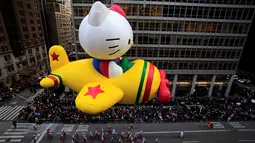 Balon animasi karakter Hello Kitty melayang di atas jalanan Manhattan di New York selama parade tahunan Macy's Thanksgiving Day ke-90, Kamis (24/11). Biasanya acara ini dimulai pukul 09.00 pagi pada Hari Pengucapan Syukur. (REUTERS/Andrew Kelly)