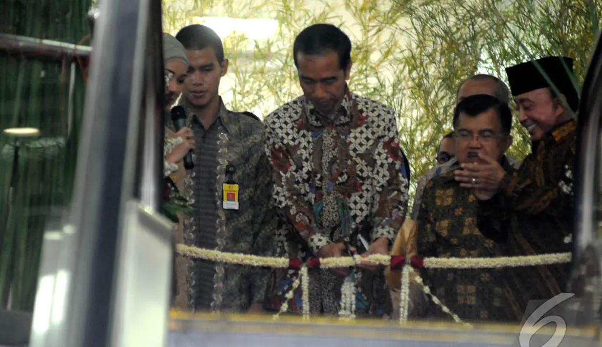 Presiden terpilih Joko Widodo menggunting pita sebagai tanda dibukanya Pasaraya Tribute to Batik 2014 dengan tema "Pasar Klewer Solo Pindah ke Jakarta" di Blok M, Jakarta, Kamis (2/10/2014) (Liputan6.com/Herman Zakharia)