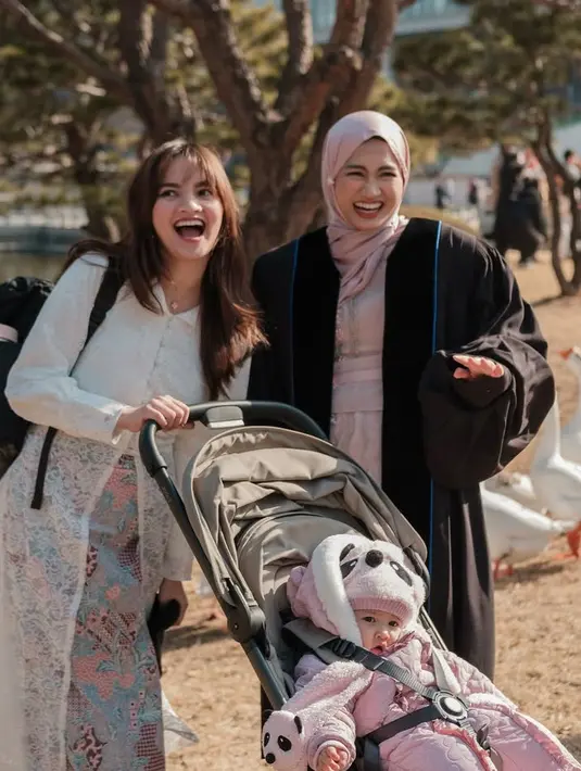 Sedangkan, Kakak pertama, Sabrina memilih tampil mengenakan kebaya panjang brokat warna putih. Cukup dipadukan dengan kain lilit batik floral warna pastel. Rambut coklatnya cukup digerai dengan poni belah dua. [@xavieraaputri]