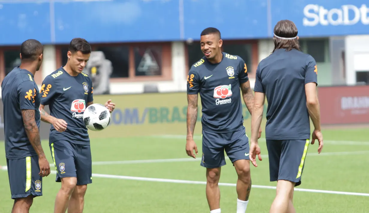 Gelandang Brasil, Philippe Coutinho, mengontrol bola saat latihan di Stadion Ernst Happel, Wina, Sabtu (9/6/2018). Latihan ini merupakan persiapan jelang laga ujicoba melawan Austria. (Bola.com/Reza Khomaini)