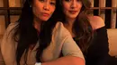Mengakhiri hangout berdua, duo diva ini tampil elegan dengan busana monokrom yang kontras [@anggun_cipta]
