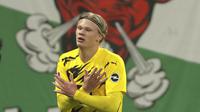 Penyerang Borussia Dortmund, Erling Haaland, melakukan selebrasi usai mencetak gol ke gawang RB Leipzig pada laga Bundesliga di Stadion Red Bull Arena, Sabtu (9/1/2021). Dortmund menang dengan skor 3-1. (AP/Michael Sohn)