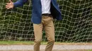 Pangeran William bereaksi melihat bola yang hampir masuk ke gawangnya saat bermain bersama anak-anak program pendidikan sepak bola wanita Inggris, Wildcats Girls, di Kensington Palace, London, Kamis (13/7). (Dominic Lipinski / POOL / AFP)