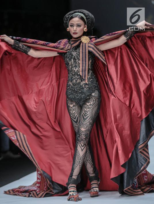 Model memperagakan busana rancangan Anne Avantie yang bertajuk Badai Pasti Berlalu pada perhelatan Jakarta Fashion Week 2019 di Senayan City, Selasa (23/10). (Liputan6.com/Faizal Fanani)