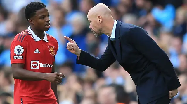 Pemain MU, Tyrell Malacia (kiri), lahir di Rotterdam, Belanda pada 17 Agustus 1999. Pemain yang kini genap berumur 24 tahun masih kesulitan menembus skuat utama Erik Ten Hag dan hanya menjadi pelapis bagi Luke Shaw. (AFP/Lindsey Parnaby)